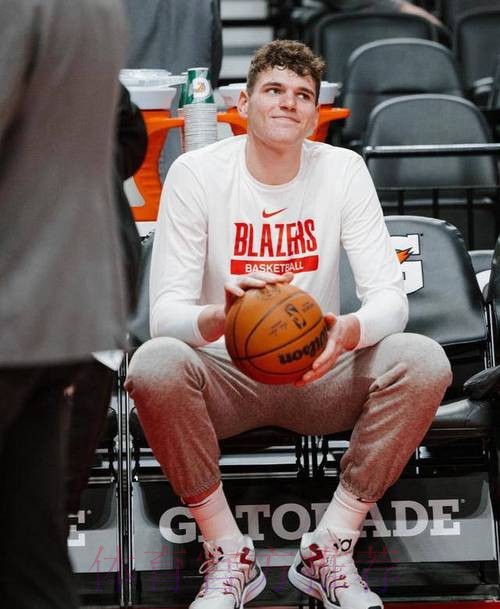 克林根抢下前场篮板 背转身上篮打进 克林根抢下前场篮板 背转身上篮打进